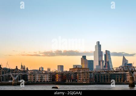 LONDON, ENGLAND | 8. SEPTEMBER 2021: Millenium Fußgängerbrücke und die City of London an einem schönen Sommerabend Stockfoto