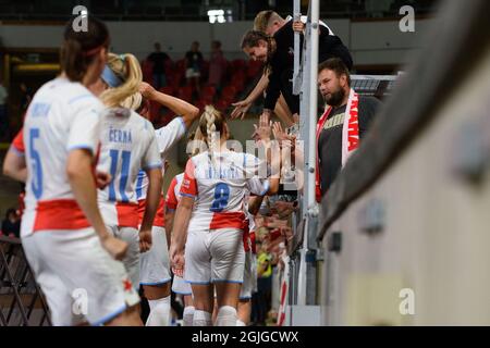 Prag, Tschechische Republik. September 2021. Spieler von Slavia mit ihren Fans nach dem UEFA Women's Champions League-Spiel zwischen Slavia Prag und Arsenal im Sinobo-Stadion, Tschechische Republik. Kredit: SPP Sport Pressefoto. /Alamy Live News Stockfoto