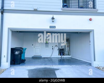 Orlando, FL USA - 3. September 2021: Eine organisierte, saubere und übersichtliche Garage in einer Nachbarschaft. Stockfoto