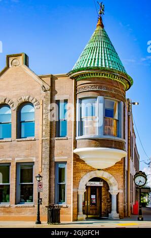 Ellzeys Hardware, die sich im Gebäude der Old People’s Bank befindet, ist am 5. September 2021 in Biloxi, Mississippi. Stockfoto