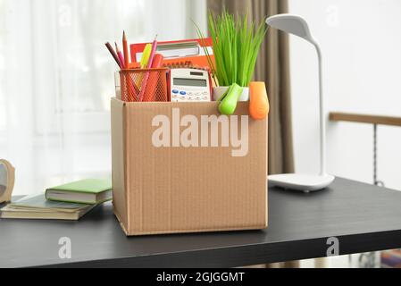 Box mit persönlichen Sachen auf dem Tisch im Büro Stockfoto