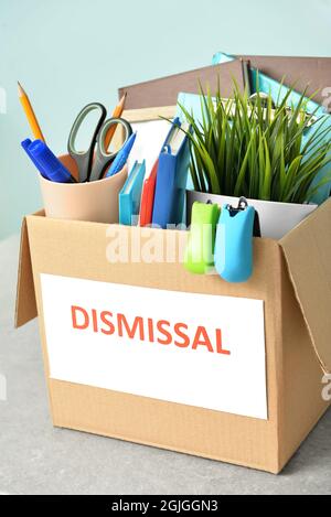 Box mit persönlichen Sachen auf dem Tisch, Nahaufnahme Stockfoto