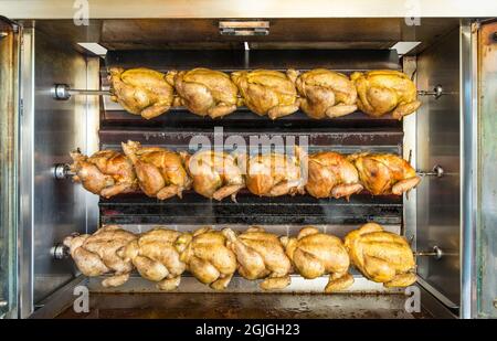 Ofen voller gebratener Hühner, die in ihren Säften kochen Stockfoto