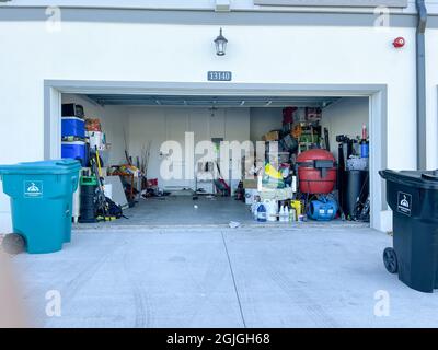 Orlando, FL USA - 3. September 2021: Eine unorganisierte Garage voller Sachen in einer Nachbarschaft. Stockfoto