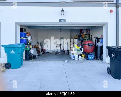 Orlando, FL USA - 3. September 2021: Eine unorganisierte Garage voller Sachen in einer Nachbarschaft. Stockfoto