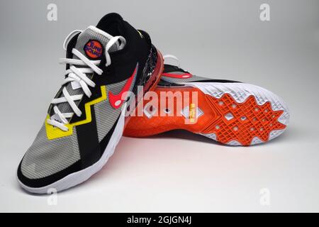 Detailansicht der Nike LeBron 18 Low Limited Edition Space Jam 2 Edition Schuhe. Stockfoto
