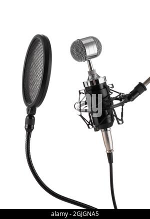 Modernes Mikrofon mit POP-Filter auf weißem Hintergrund Stockfoto