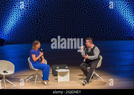 Anja Reschke, Sebastian Krumbiegel, Buch COURAGE; Hafenfront klingt, Hamburg, HafenCity, Platz der deutschen Einheit, Kehrwiederspitze, Elbphilhar Stockfoto