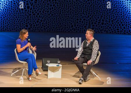 Anja Reschke, Sebastian Krumbiegel, Buch COURAGE; Hafenfront klingt, Hamburg, HafenCity, Platz der deutschen Einheit, Kehrwiederspitze, Elbphilhar Stockfoto