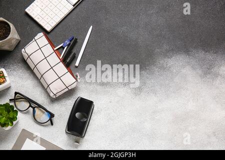 Stilvolles Etui mit Schreibwaren und Brillen auf schwarzem und weißem Hintergrund, Nahaufnahme Stockfoto