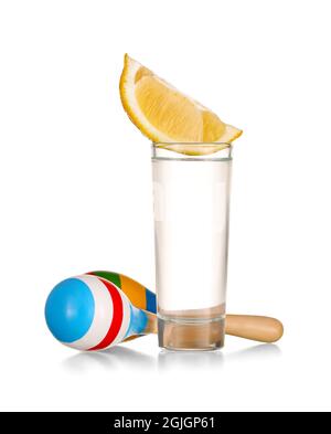 Schuss von leckeren Tequila mit Zitrone und Maracas auf weißem Hintergrund Stockfoto