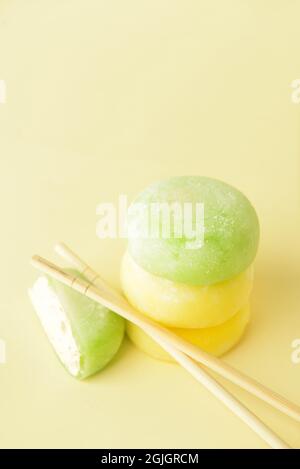 Leckere japanische Mochi und Essstäbchen auf farbigem Hintergrund Stockfoto