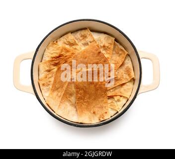 Kochtopf mit schmackhaftem Shah Pilaf auf weißem Hintergrund Stockfoto