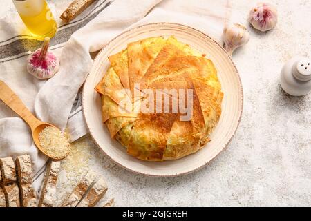 Komposition mit leckeren Shah Pilaf auf hellem Hintergrund Stockfoto