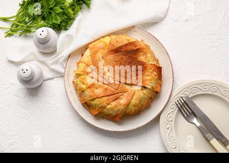 Teller mit leckeren Shah Pilaf auf hellem Hintergrund Stockfoto