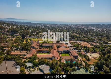 Drohnenfoto von Old Mission in Santa Barbara, Kalifornien, mit Meerblick Stockfoto