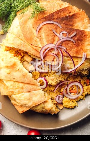 Teller mit leckeren Shah Pilaf auf dem Tisch, Nahaufnahme Stockfoto