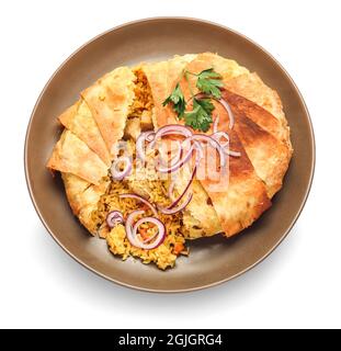 Teller mit schmackhaftem Shah Pilaf auf weißem Hintergrund Stockfoto