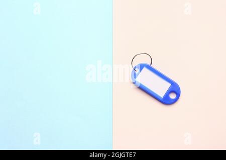 Plastikanhänger auf farbigem Hintergrund Stockfoto
