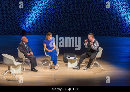 Gregor Gysi, Anja Reschke, Sebastian Krumbiegel, Buch COURAGE; Hafenfront klingt, Hamburg, HafenCity, Platz der deutschen Einheit, Kehrwiederspitze Stockfoto