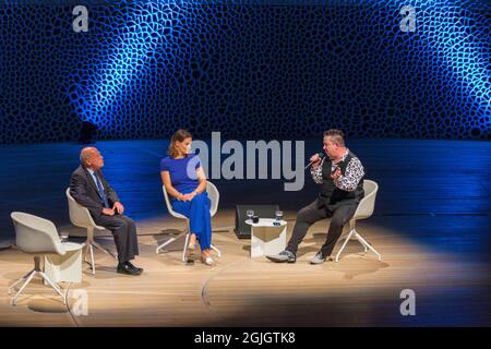 Gregor Gysi, Anja Reschke, Sebastian Krumbiegel, Buch COURAGE; Hafenfront klingt, Hamburg, HafenCity, Platz der deutschen Einheit, Kehrwiederspitze Stockfoto