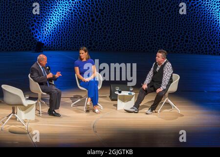 Gregor Gysi, Anja Reschke, Sebastian Krumbiegel, Buch COURAGE; Hafenfront klingt, Hamburg, HafenCity, Platz der deutschen Einheit, Kehrwiederspitze Stockfoto