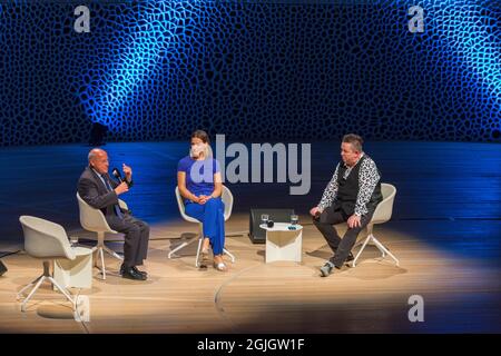 Gregor Gysi, Anja Reschke, Sebastian Krumbiegel, Buch COURAGE; Hafenfront klingt, Hamburg, HafenCity, Platz der deutschen Einheit, Kehrwiederspitze Stockfoto