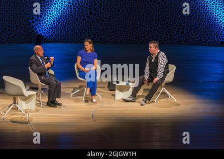 Gregor Gysi, Anja Reschke, Sebastian Krumbiegel, Buch COURAGE; Hafenfront klingt, Hamburg, HafenCity, Platz der deutschen Einheit, Kehrwiederspitze Stockfoto