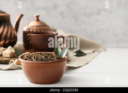 Schüssel mit trockenem Hojicha grünem Tee auf dem Tisch Stockfoto