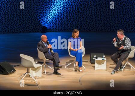 Gregor Gysi, Anja Reschke, Sebastian Krumbiegel, Buch COURAGE; Hafenfront klingt, Hamburg, HafenCity, Platz der deutschen Einheit, Kehrwiederspitze Stockfoto