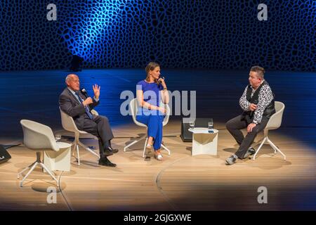 Gregor Gysi, Anja Reschke, Sebastian Krumbiegel, Buch COURAGE; Hafenfront klingt, Hamburg, HafenCity, Platz der deutschen Einheit, Kehrwiederspitze Stockfoto