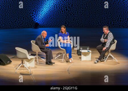 Gregor Gysi, Anja Reschke, Sebastian Krumbiegel, Buch COURAGE; Hafenfront klingt, Hamburg, HafenCity, Platz der deutschen Einheit, Kehrwiederspitze Stockfoto