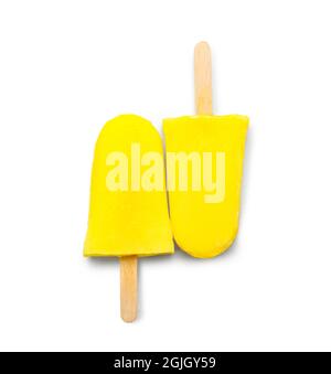 Leckere Ananaspopsicles auf weißem Hintergrund Stockfoto