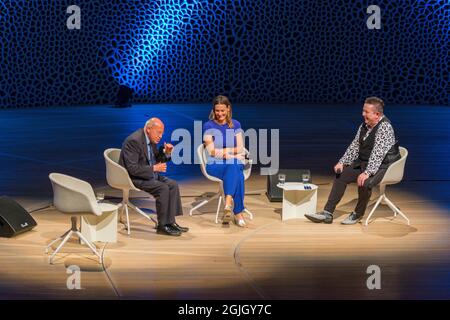 Gregor Gysi, Anja Reschke, Sebastian Krumbiegel, Buch COURAGE; Hafenfront klingt, Hamburg, HafenCity, Platz der deutschen Einheit, Kehrwiederspitze Stockfoto