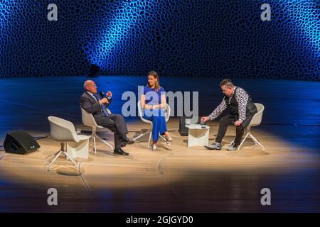 Gregor Gysi, Anja Reschke, Sebastian Krumbiegel, Buch COURAGE; Hafenfront klingt, Hamburg, HafenCity, Platz der deutschen Einheit, Kehrwiederspitze Stockfoto