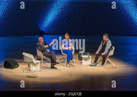 Gregor Gysi, Anja Reschke, Sebastian Krumbiegel, Buch COURAGE; Hafenfront klingt, Hamburg, HafenCity, Platz der deutschen Einheit, Kehrwiederspitze Stockfoto