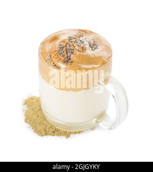 Die Glastasse des leckeren dalgona hojicha Latte vom Pulver auf dem weißen Hintergrund Stockfoto
