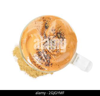Die Glastasse des leckeren dalgona hojicha Latte vom Pulver auf dem weißen Hintergrund Stockfoto