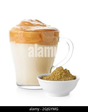 Glastasse mit leckeren dalgona hojicha Latte und Pulver auf weißem Hintergrund Stockfoto