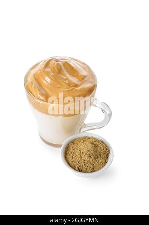 Glastasse mit leckeren dalgona hojicha Latte und Pulver auf weißem Hintergrund Stockfoto