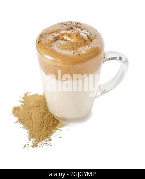 Glastasse mit leckeren dalgona hojicha Latte und Pulver auf weißem Hintergrund Stockfoto