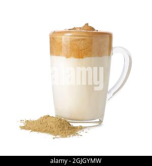 Glastasse mit leckeren dalgona hojicha Latte und Pulver auf weißem Hintergrund Stockfoto