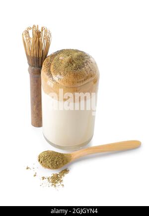 Ein Glas schmackhaften dalgona hojicha Latte, mit Pulver auf weißem Hintergrund Stockfoto