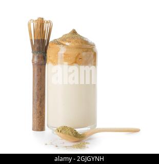 Ein Glas schmackhaften dalgona hojicha Latte, mit Pulver auf weißem Hintergrund Stockfoto