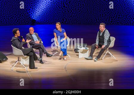 Mo Amang, Gregor Gysi, Anja Reschke, Sebastian Krumbiegel, Buch COURAGE; Hafenfront Sounds, Hamburg, HafenCity, Platz der deutschen Einheit, Kehr Stockfoto