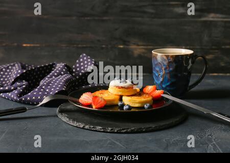 Teller mit Quark Pfannkuchen und Beeren auf dem Tisch Stockfoto