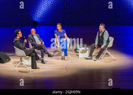 Mo Amang, Gregor Gysi, Anja Reschke, Sebastian Krumbiegel, Buch COURAGE; Hafenfront Sounds, Hamburg, HafenCity, Platz der deutschen Einheit, Kehr Stockfoto