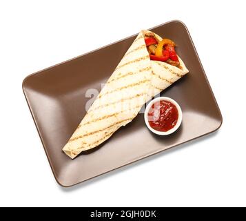 Teller mit leckeren Fajitas und Sauce auf weißem Hintergrund Stockfoto