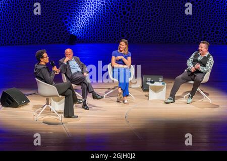 Mo Amang, Gregor Gysi, Anja Reschke, Sebastian Krumbiegel, Buch COURAGE; Hafenfront Sounds, Hamburg, HafenCity, Platz der deutschen Einheit, Kehr Stockfoto