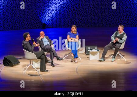 Mo Amang, Gregor Gysi, Anja Reschke, Sebastian Krumbiegel, Buch COURAGE; Hafenfront Sounds, Hamburg, HafenCity, Platz der deutschen Einheit, Kehr Stockfoto